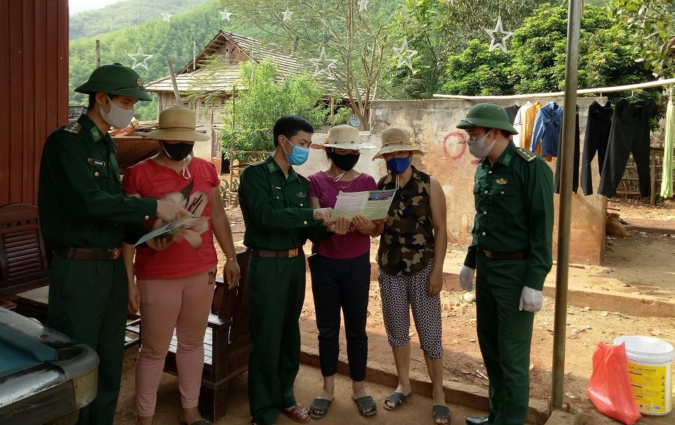 Cán bộ, chiến sỹ đồn biên phòng Cửa khẩu Tén Tằn trong một buổi đi tuyên truyền các chủ trương, chính sách của Đảng và Nhà nước về công tác thông tin đối ngoại cho Nhân dân bản giáp biên