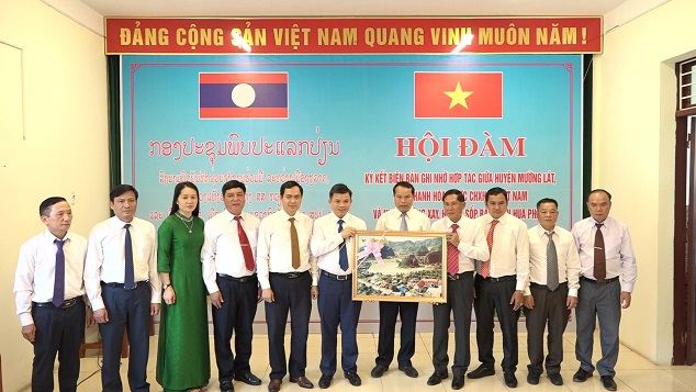 Lãnh đạo huyện huyện Mường Lát tặng quà cho Ban Thường vụ huyện Viêng Say