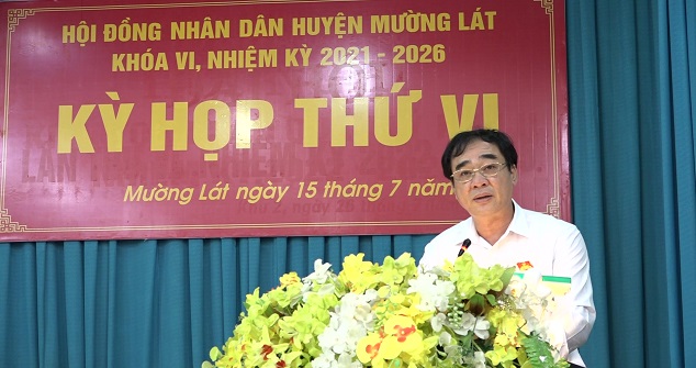 Đồng chí Hoàng Văn Dũng, Ủy viên Ban Thường vụ Huyện ủy, Phó Chủ tịch Thường trực UBND huyện thông qua báo cáo tình hình thực hiện nhiệm vụ phát triển KT-XH, QP-AN 6 tháng đầu năm; phương hướng, nhiệm vụ trọng tâm 6 tháng cuối năm 2022