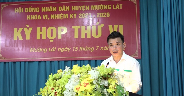 Đồng chí Hà Văn Ca, Ủy viên BCH Tỉnh ủy, Bí thư Huyện ủy, Chủ tịch HĐND huyện thông qua các Nghị quyết tại Kỳ họp và bế mạc kỳ họp