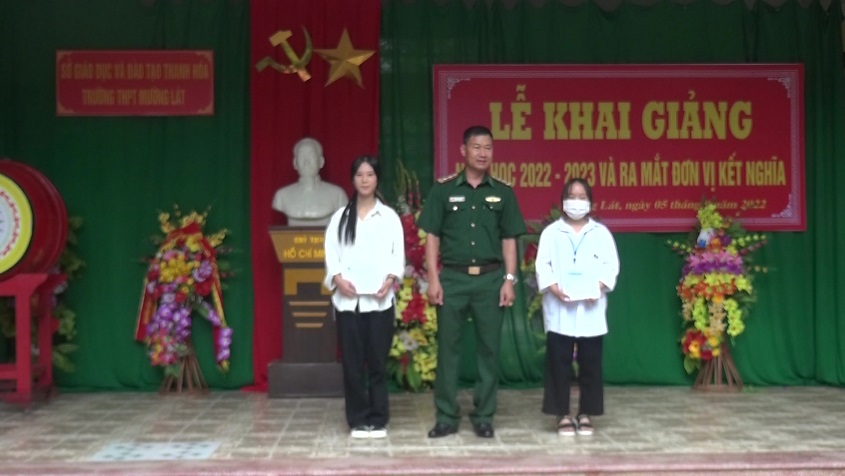 Đồn Biên phòng Cửa khẩu Tén Tằn trao học bổng từ quỹ "Nâng bước em đến trường" cho học sinh có hoàn cảnh đặc biệt khó khăn