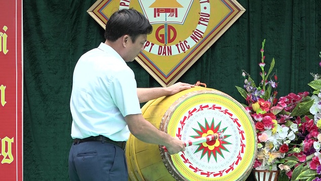 Đồng chí Nguyễn Văn Bình - Phó Bí thư Huyện ủy, Chủ tịch UBND huyện đánh hồi trống khai giảng năm học tại trường Phổ thông Dân tộc Nội trú THCS huyện