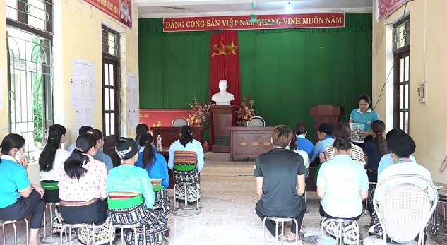 Buổi sinh hoạt của các thành viên trong câu lạc bộ Mô hình "Làng quê an toàn cho phụ nữ và trẻ em" ở bản Sáng, xã Quang Chiểu