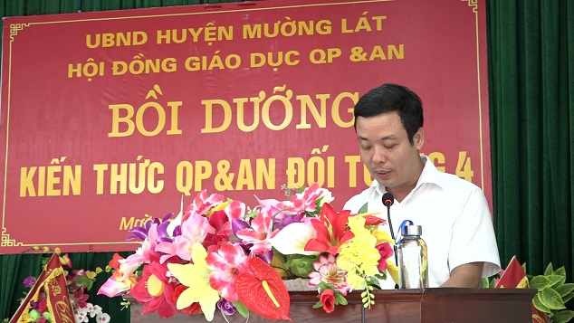 Đồng chí Mai Xuân Giang, Phó Chủ tịch UBND huyện, Chủ tịch Hội đồng giáo dục quốc phòng và an ninh huyện phát biểu giao nhiệm vụ cho lớp học