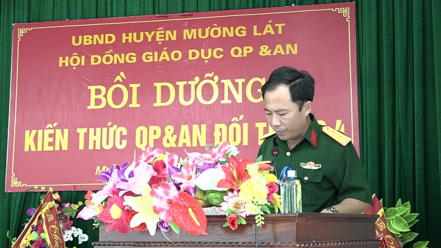Trung tá Hoàng Văn Cương, Phó Chỉ huy trưởng Ban Chỉ huy Quân sự huyện thông quan các quyết định và nội quy lớp học