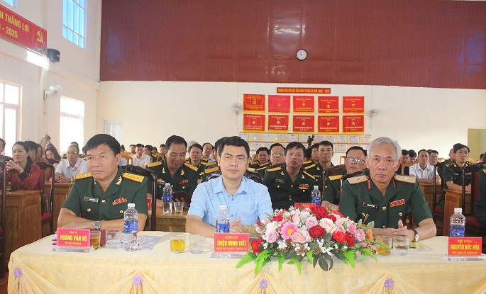 Thiếu tướng Nguyễn Đức Hóa, Ủy viên Ban Thường vụ, Phó Chính ủy Quân khu 4 tham dự buổi lễ