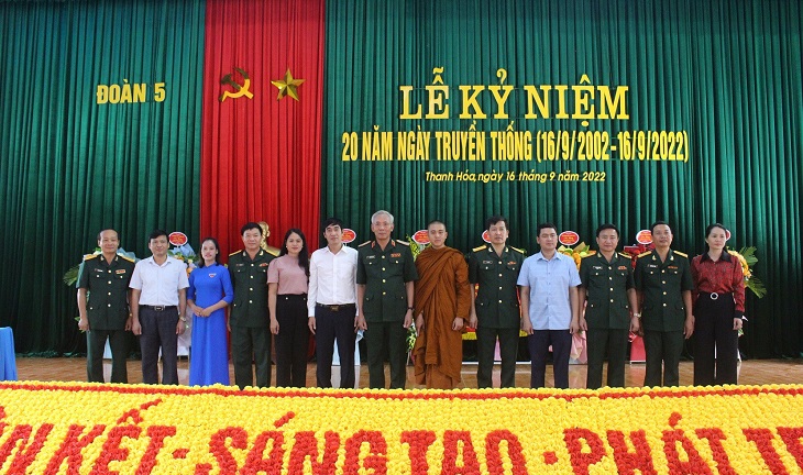 Thiếu tướng Nguyễn Đức Hóa và đồng chí Nguyễn Ngọc Tiến, Ủy viên Ban Thường vụ, Trưởng ban Nội Chính Tỉnh ủy, Phó Trưởng ban Thường trực Phòng chống tham nhũng, tiêu cực tỉnh Thanh Hóa cùng lãnh đạo huyện Mường Lát chụp ảnh lưu niệm với lãnh đạo Đoàn Kinh tế - Quốc phòng 5