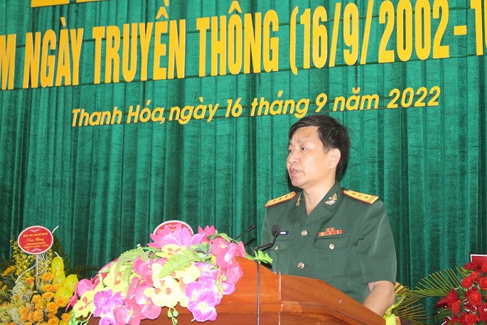 Thượng tá Mai Văn Tài, Chính ủy Đoàn Kinh tế - Quốc phòng 5/ Quân khu 4 thông qua diễn văn truyền thống và thư khen của Bộ trưởng Bộ Quốc phòng.