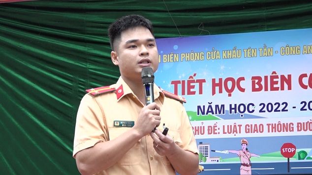Cán bộ Đội Cảnh sát giao thông, Công an huyện Mường Lát phổ biến Luật Giao thông đường bộ cho các em học sinh.