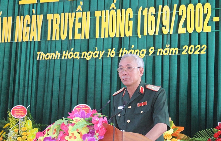 Thiếu tướng Nguyễn Đức Hóa, Ủy viên Ban Thường vụ, Phó Chính ủy Quân khu 4 phát biểu chúc mừng và giao nhiệm vụ cho Đoàn Kinh tế - Quốc phòng 5