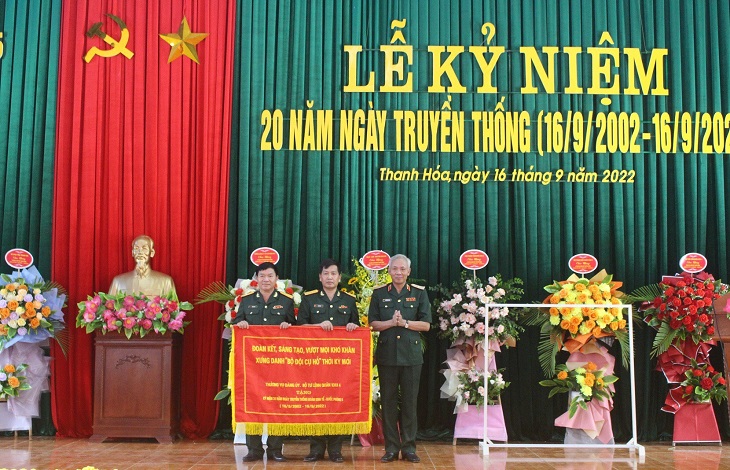 Thừa ủy quyền của Thường vụ Đảng ủy - Bộ Tư lệnh Quân khu 4, Thiếu tướng Nguyễn Đức Hóa đã trao tặng bức trướng cho Đoàn Kinh tế - Quốc phòng 5