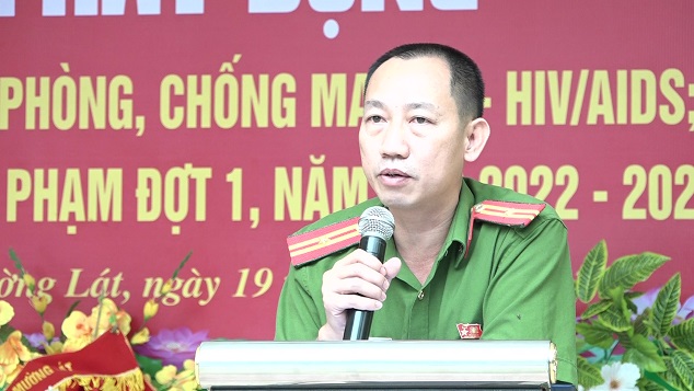 Đại diện Công an huyện Mường Lát tuyên truyền về các chuyên đề như: ma tuý, ANTT, tôn giáo.. tại buổi lễ.