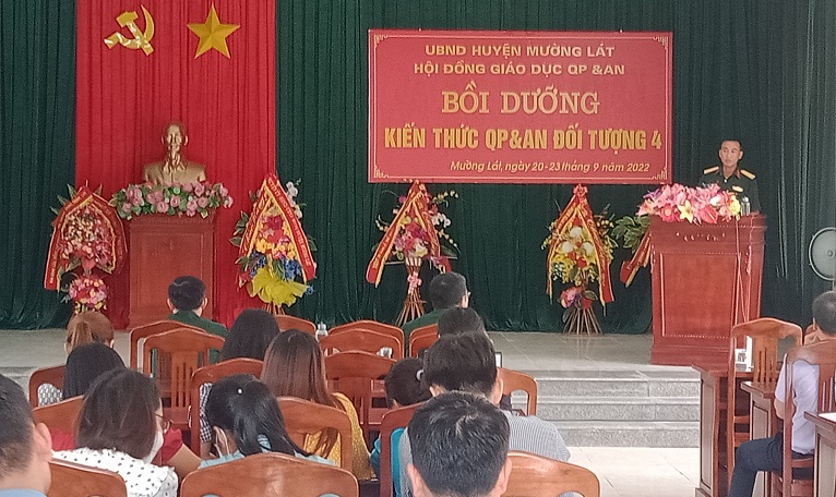 Thượng tá Hà Văn Thuận, Uỷ viên Ban Thường vụ Huyện uỷ, Chỉ huy trưởng Ban CHQS huyện phát biểu giao nhiệm vụ cho lớp học