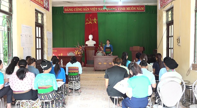 Buổi sinh hoạt định kỳ của các thành viên Mô hình "Làng quê an toàn cho phụ nữ và trẻ em" tại bản Sáng, xã Quang Chiểu