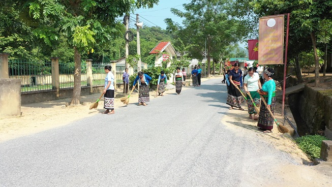 Các thành viên của mô hình tham gia quét dọn vệ sinh tại đường làng, ngõ xóm