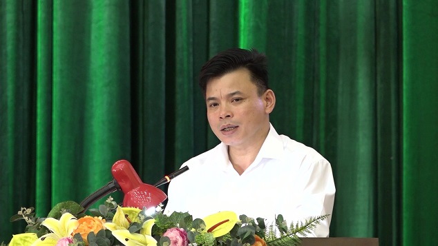 Đồng chí Hà Văn Ca - Ủy viên BCH Đảng bộ tỉnh, Bí thư Huyện ủy, Chủ tịch HĐND huyện trình bày báo cáo tại Tọa đàm