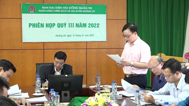 Ông Nguyễn Đức Thượng, Giám đốc Ngân hàng CSXH huyện thông qua dự thảo báo cáo kết quả thực hiện quý III năm 2022