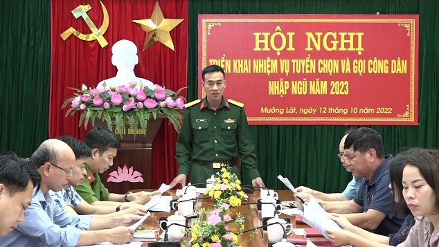 Đồng chí Hà Văn Thuận, Ủy viên BTV Huyện ủy, Chỉ huy trưởng Ban CHQS huyện, Phó Chủ tịch Thường trực Hội đồng NVQS huyện phát biểu kết luận Hội nghị