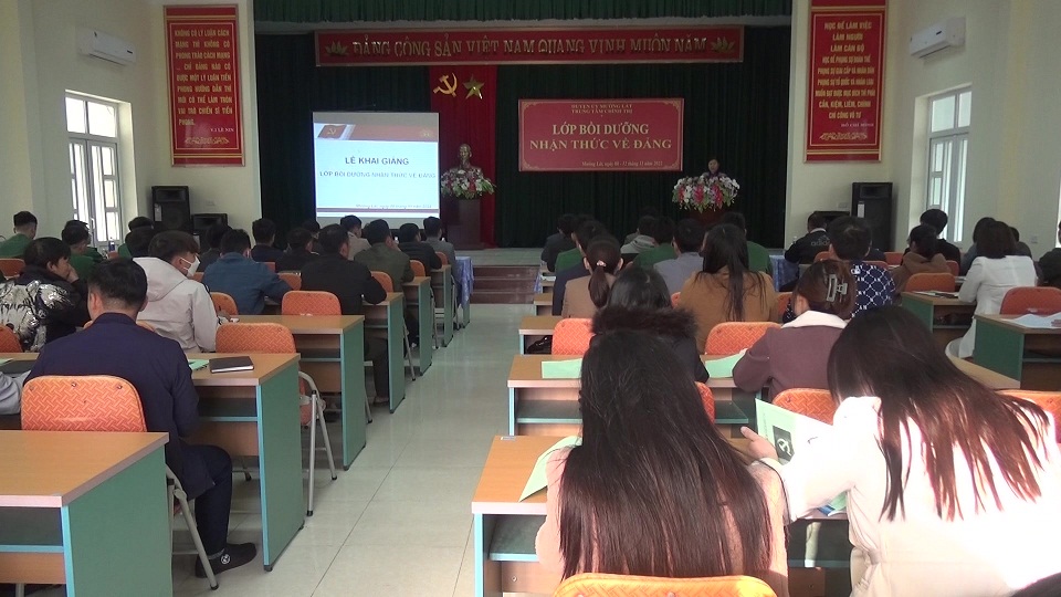 Toàn cảnh lớp bồi dưỡng nhận thức về Đảng năm 2022.