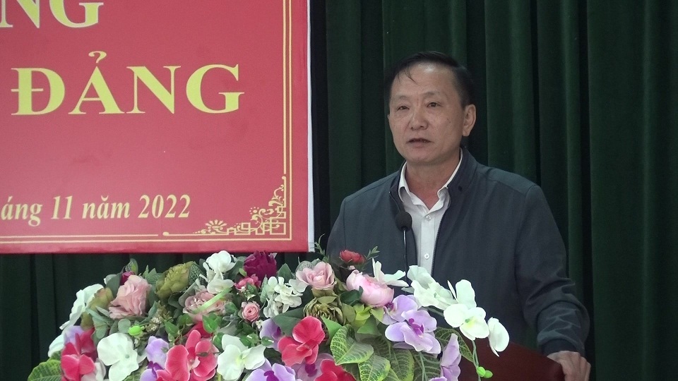 Đồng chí Lầu Thanh Va, UVTV, Trưởng Ban Tuyên giáo Huyện ủy, Giám đốc Trung tâm Chính trị huyện phát biểu khai giảng lớp học.