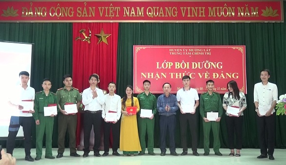 10 học viên tiêu biểu có thành tích xuất sắc được ban tổ chức lớp học khen thưởng
