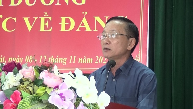 Đồng chí Lầu Thanh Va, Ủy viên Ban Thường vụ Huyện ủy, Trưởng Ban Tuyên giáo, Giám đốc Trung tâm Chính trị phát biểu tại lễ bế giảng