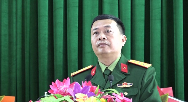 Thượng tá Nguyễn Duy Trung, Phó Chính uỷ Đoàn Kinh tế - Quốc phòng 5 phát biểu, giao nhiệm vụ cho lớp học.