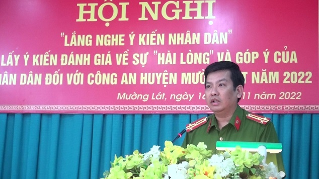 Thượng tá Trương Văn Dũng, Uỷ viên BTV Huyện uỷ, Trưởng Công an huyện thông qua các báo cáo tại Hội nghị