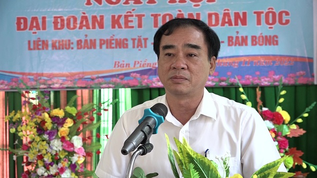 Đồng chí Phó Chủ tịch Thường trực UBND huyện Hoàng Văn Dũng phát biểu chung vui với bà con nhân dân