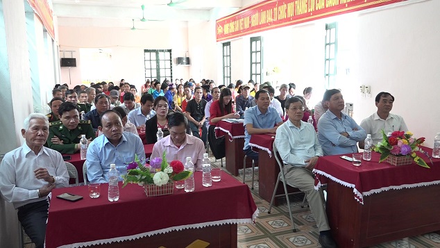 Các đại biểu và bà con nhân dân liên bản Piềng Tặt, Na Hào và bản Bóng tham dự ngày hội