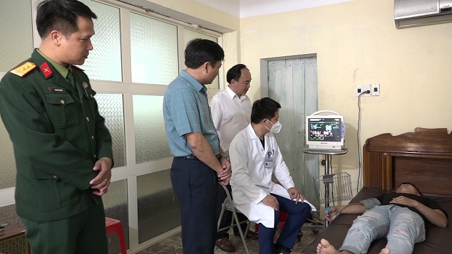 Đồng chí Nguyễn Văn Bình, Phó Bí thư Huyện uỷ, Chủ tịch UBND huyện, Chủ tịch Hội đồng NVQS huyện kiểm tra công tác khám sức khoẻ cho thanh niên