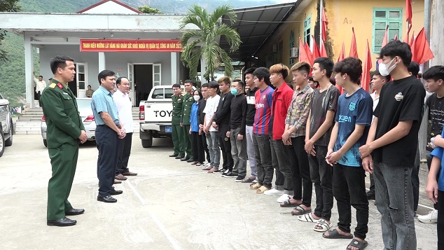 Đồng chí Nguyễn Văn Bình, Phó Bí thư Huyện uỷ, Chủ tịch UBND huyện, Chủ tịch Hội đồng NVQS huyện thăm, động viên thanh niên khám tuyển nghĩa vụ quân sự năm 2023