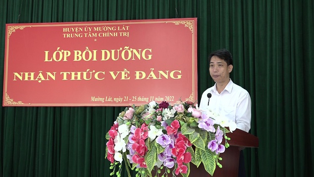 Đồng chí Trần Văn Cường, Phó Giám đốc Trung tâm Chính trị phát biểu tại lễ bế giảng