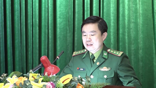 Thượng tá Lê Tiến Viên, Phó Chủ nhiệm Chính trị Bộ Chỉ huy Bộ đội Biên phòng tỉnh triển khai chuyên đề thuộc lĩnh vực phụ trách.