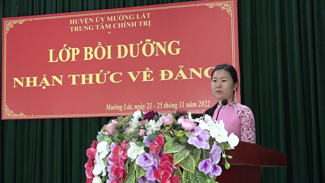 Giảng viên Phạm Thị Nhuần, Chủ nhiệm lớp học thông qua báo cáo tổng kết lớp học