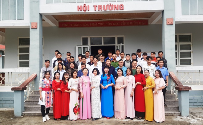 Ban tổ chức lớp học chụp ảnh lưu niệm với các học viên