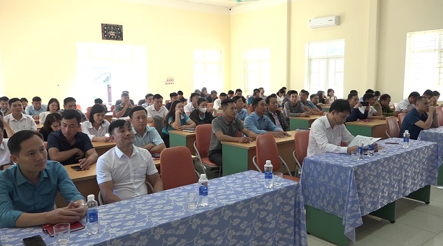Các đại biểu và học viên lớp học tham dự buổi lễ khai giảng.