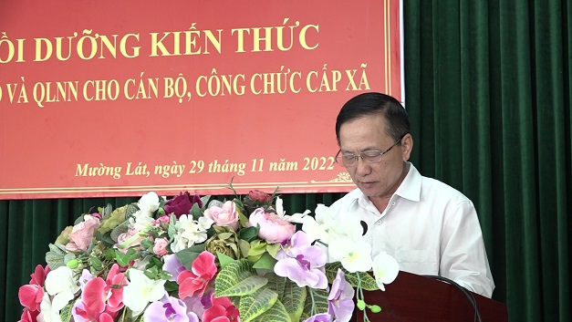 Đồng chí Lầu Thanh Va, Uỷ viên Ban Thường vụ, Trưởng Ban Tuyên Giáo Huyện uỷ, Giám đốc Trung tâm Chính trị huyện phát biểu giao nhiệm vụ tại lớp học