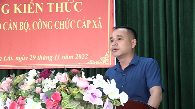 Đồng chí Cao Văn Công, Phó trưởng phòng Nội vụ quán triệt một số nội quy lớp học