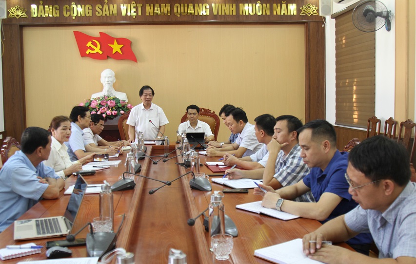 Ông Nguyễn Đức Thắng chúc mừng những thành công trong sự phát triển của huyện