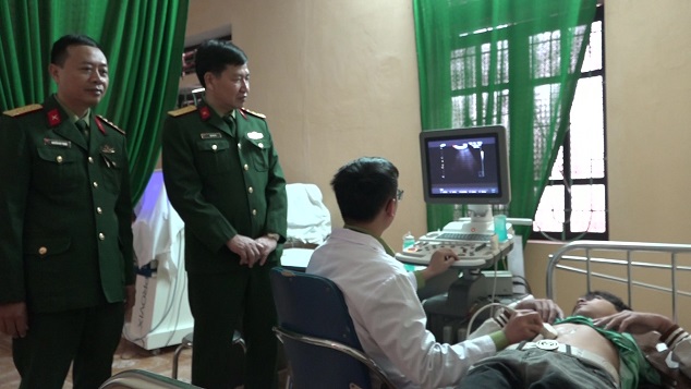 Bệnh xá quân dân y khám bệnh ban đầu cho các em học sinh
