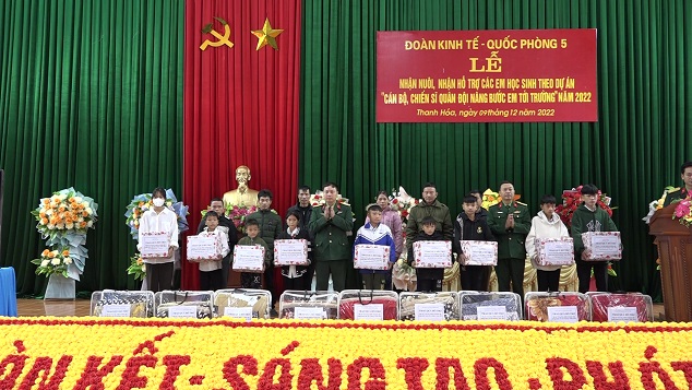 Lãnh đạo Đoàn KT-QP5 trao quyết định và tặng quà cho 19 học sinh được Đoàn KT-QP nhận nuôi