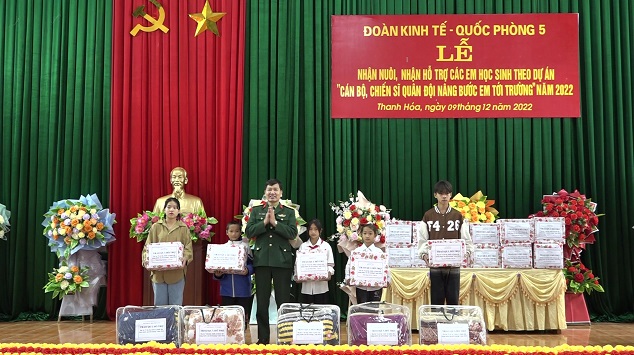 Lãnh đạo Đoàng KT-QP 5 trao quyết định và tặng quà cho 5 cháu học sinh đợc nhận nuôi dưỡng tại nhà