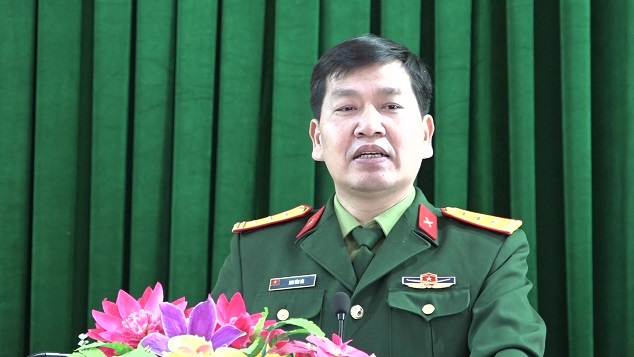 Thượng tá Mai Văn Tài, Chính uỷ Đoàn Kinh tế - Quốc phòng 5 phát biểu tại buổi lễ.