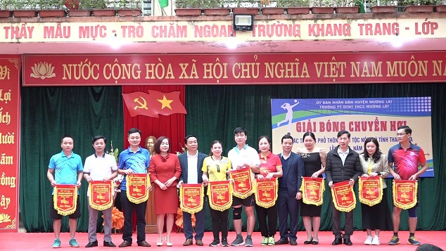 BTC trao cờ lưu niệm cho các trường PT DTNT trong tỉnh.