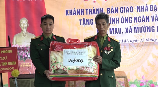 Ban Chỉ huy Quân sự huyện Mường Lát tặng quà cho gia đình CCB Ngân Văn Thuý.