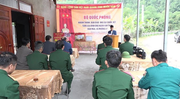Toàn cảnh buổi lễ bàn giao nhà cho CCB Ngân Văn Thuý, ở bản Mau, xã Mường Lý.