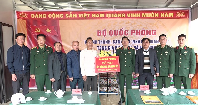 Đại diện lãnh đạo Bộ Chỉ huy Quân sự tỉnh, lãnh đạo huyện và Ban Chỉ huy quân sự huyện chụp ảnh lưu niệm tại lễ bàn giao nhà cho CCB Hà Văn Nờn, ở bản Lát, xã Tam Chung.