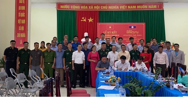 Lễ ký kết giữa Thị trấn Mường Lát, huyện Mường Lát, tỉnh Thanh Hóa với cụm bản của huyện Sốp Bâu, tỉnh Hủa Phăn