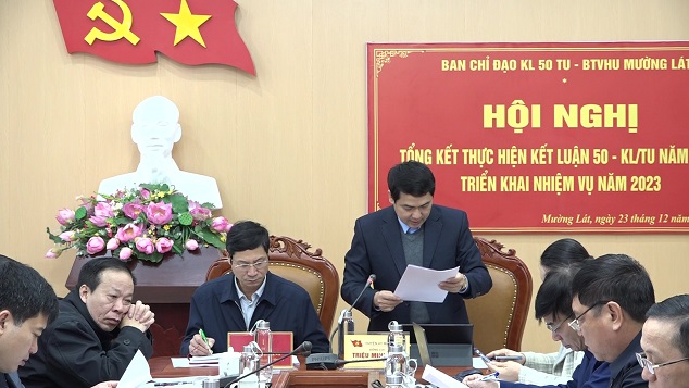 Đồng chí Triệu Minh Xiết – Phó Bí thư Thường trực Huyện ủy, Trưởng Ban Chỉ đạo Kết luận 50 huyện Mường Lát trình bày báo cáo kết quả thực hiện Kết luận 50-KL/TU năm 2022; triển khai phương hướng, nhiệm vụ năm 2023